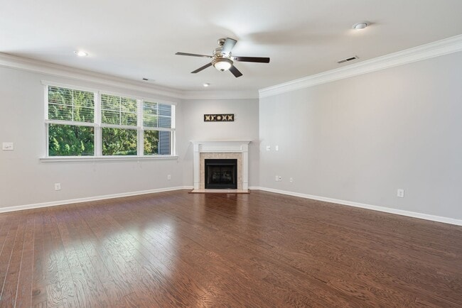 Building Photo - Spacious Townhome with Prime Access to Eve...