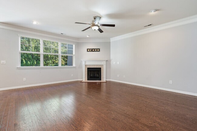 Foto del edificio - Spacious Townhome with Prime Access to Eve...