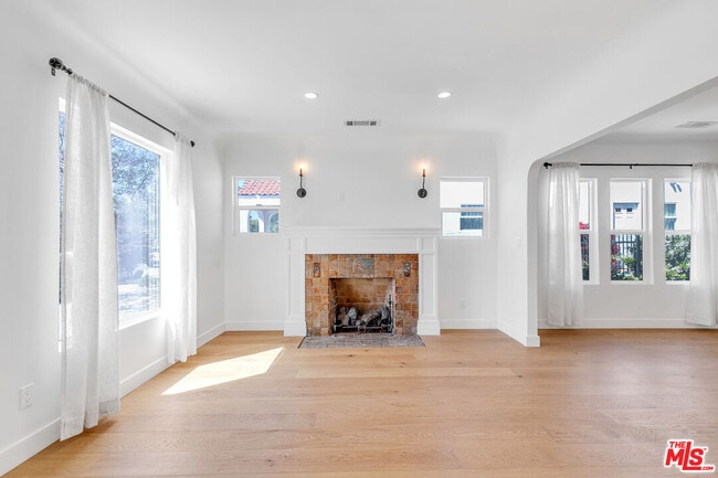 Building Photo - 2032 S Palm Grove Ave