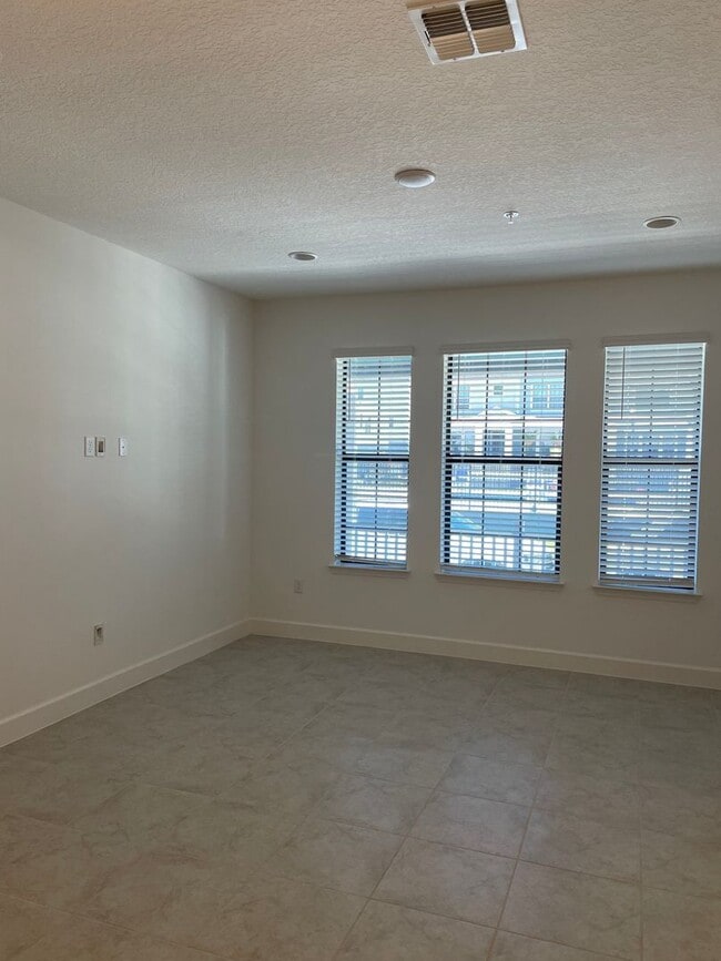 Building Photo - COMING AVAILABLE!! TOWNHOME IN HIGHLY DESI...