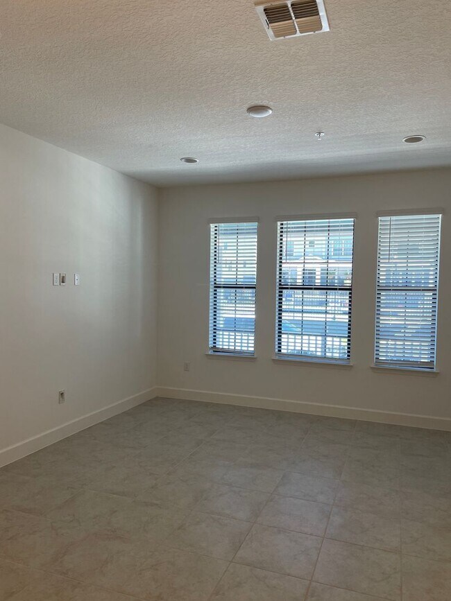 Foto del edificio - TOWNHOME IN HIGHLY DESIRABLE WINTER SPRINGS/TUSCAWILLA