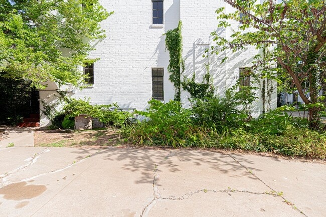 Building Photo - 1824 Carey Pl