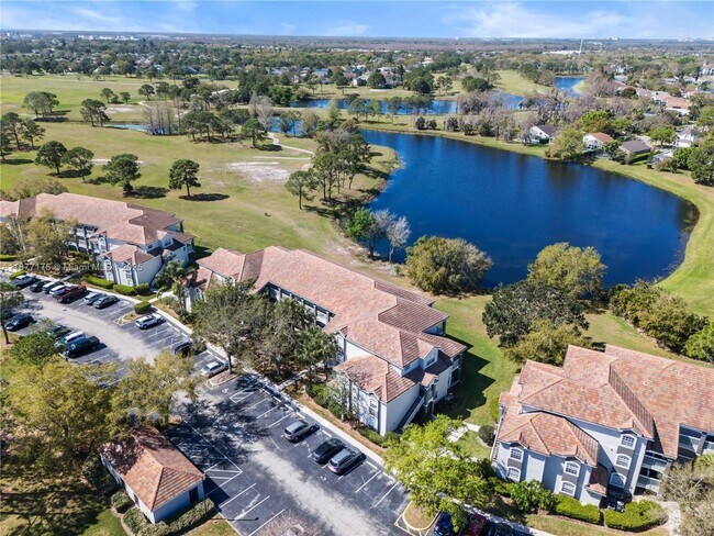 Foto del edificio - 13929 Fairway Island Dr