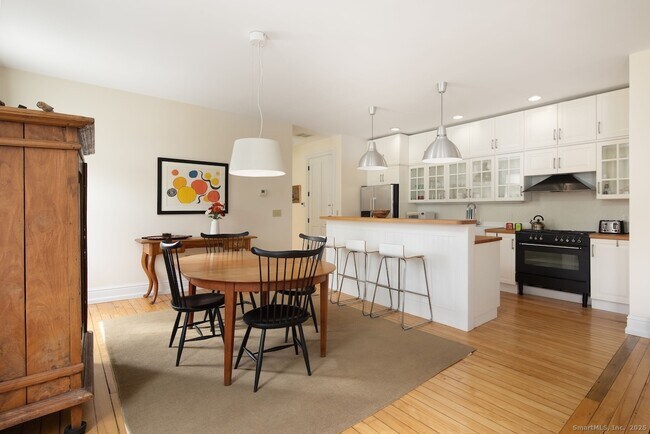 Building Photo - 31 Sharon Rd