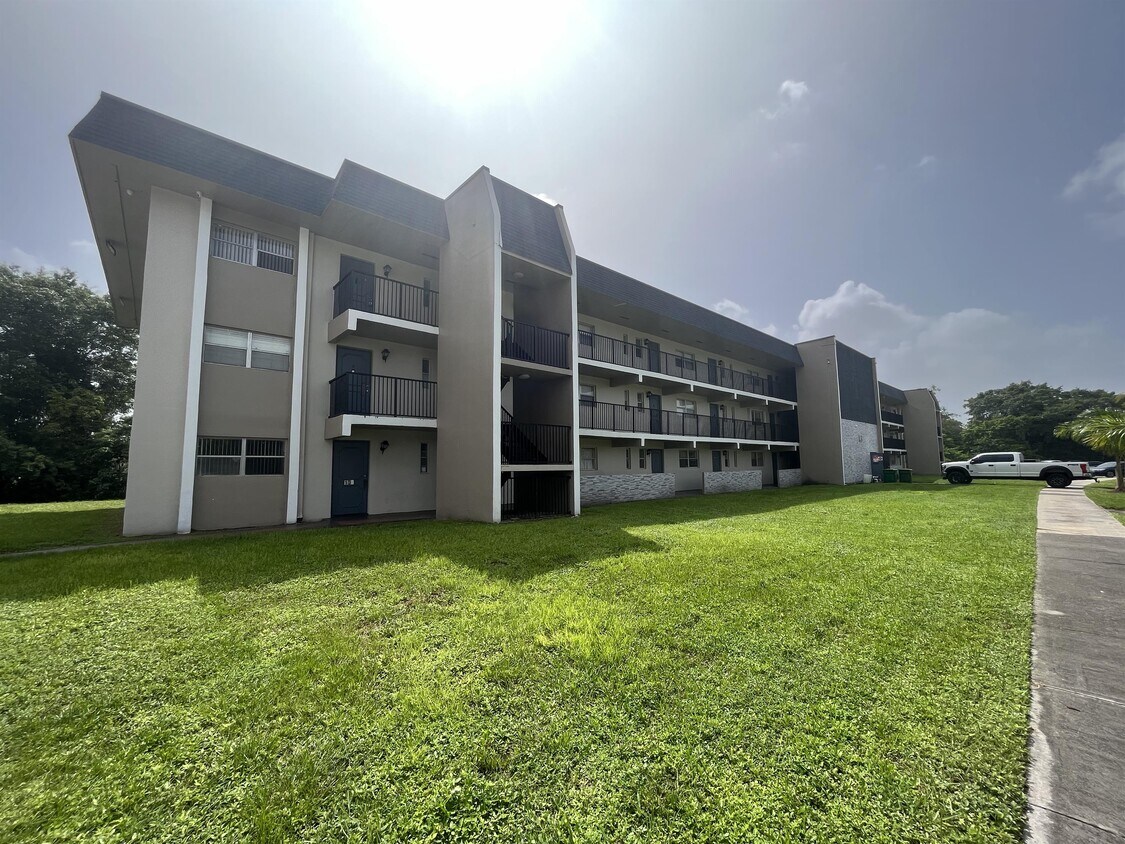 Primary Photo - 7820 S Colony Cir