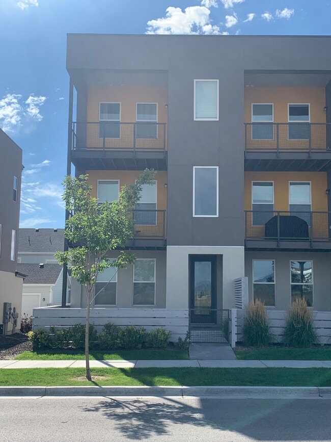 Vista de la casa adosada desde la calle - 5403 W Big Sur Dr