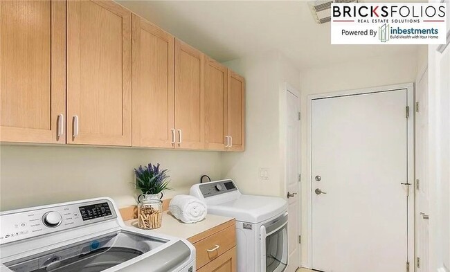 Building Photo - Premier Penthouse Living in Kirkland – Ste...