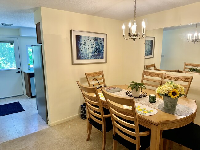 Foto del edificio - 300 Brittany Farms Rd