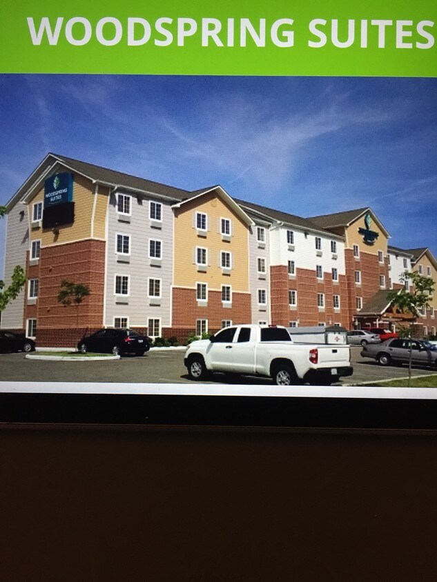 Amplio estacionamiento. Todas las puertas interiores. - 20829 Emerald Pkwy