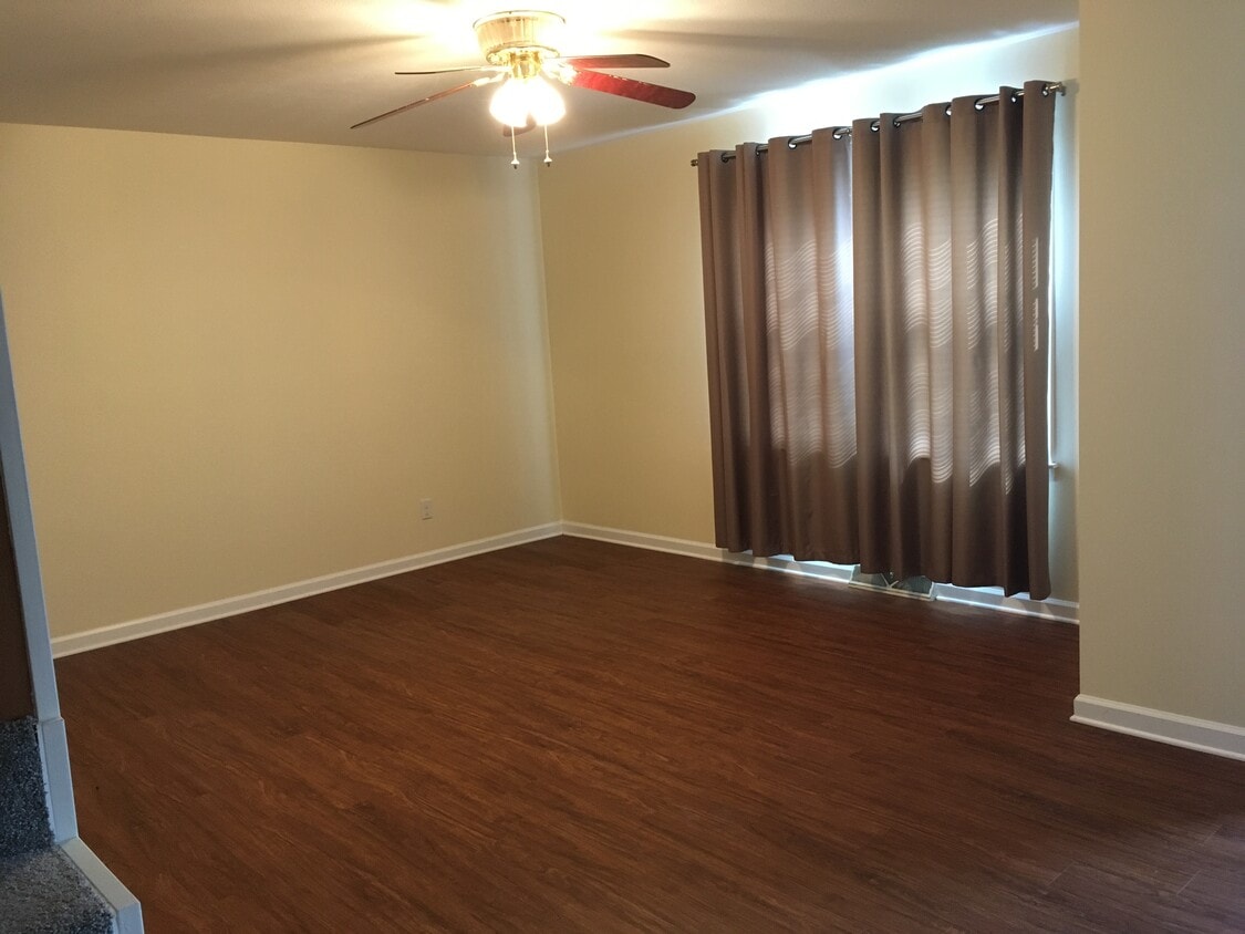 Living Rm - 200 Meadowview Ln