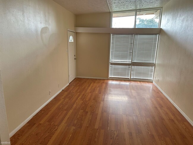 Building Photo - 2 br, 1 bath Duplex - 3419 Holick Ln 3419 ...