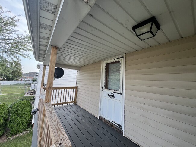 Building Photo - 417 E Middle St