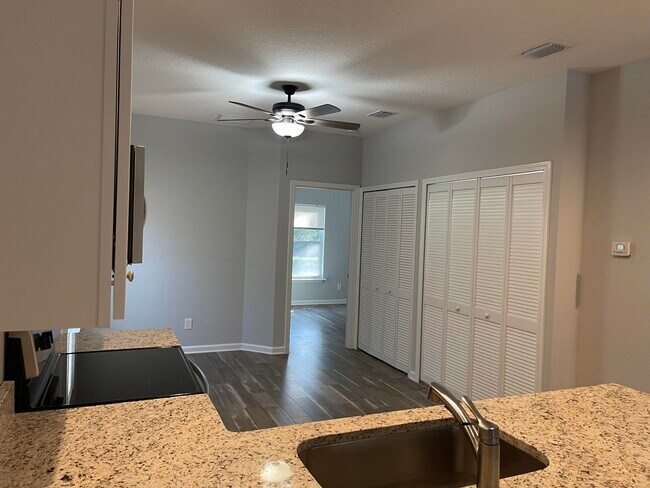 Building Photo - 867 Helen St