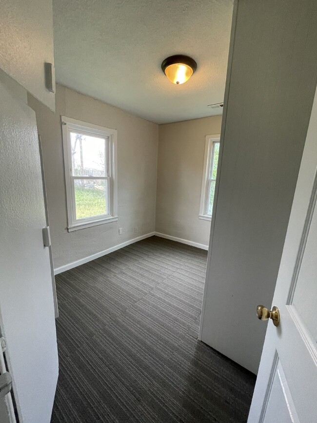 Building Photo - 2 Bedroom and 1 Bath,