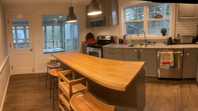 Building Photo - 110 Clearwater Rd