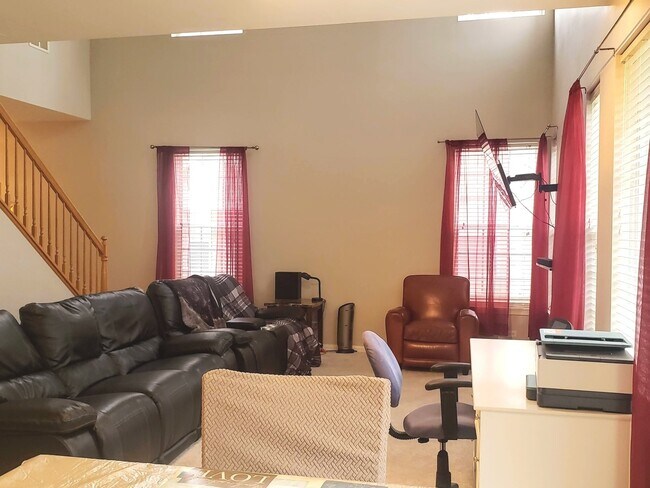 Building Photo - 2402 Claremont Ln