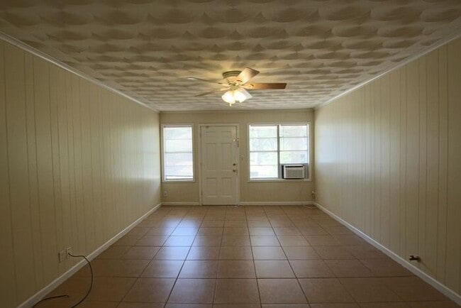 Building Photo - Spacious 2 Bed 1 Bath Duplex in Central Ty...