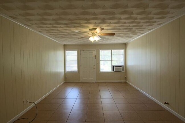 Foto del edificio - Spacious 2 Bed 1 Bath Duplex in Central Ty...