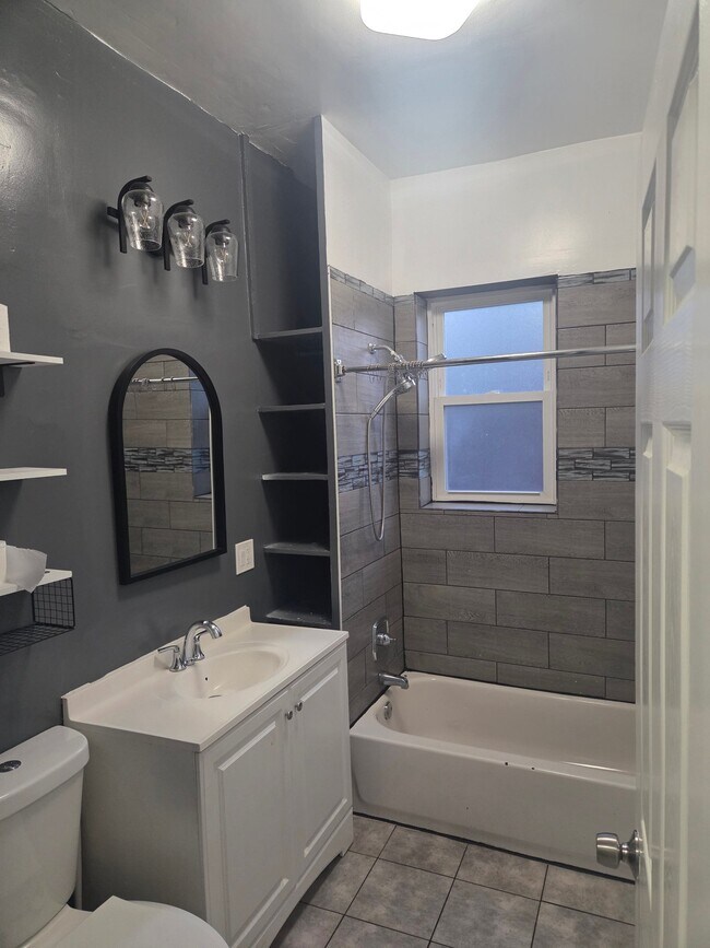 Foto del edificio - 2453 E 73rd St