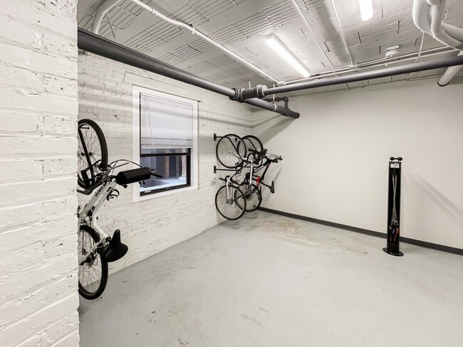 Building Photo - 512-520 W Cornelia Ave