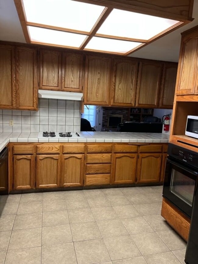 Foto del edificio - Nice 5 bedroom home with a large garage.