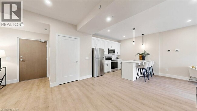 Building Photo - 935 Twamley St W