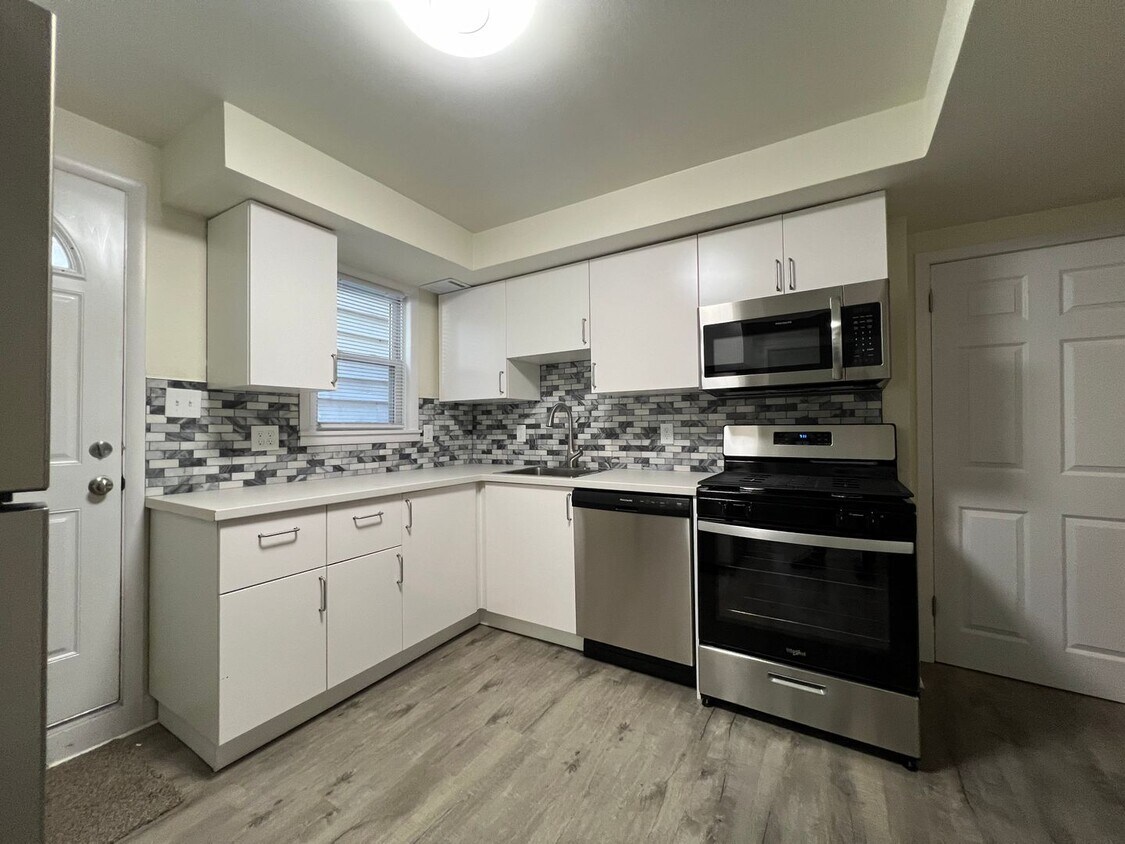 Primary Photo - Now showing - 3BR 1.5 bath house in Souths...