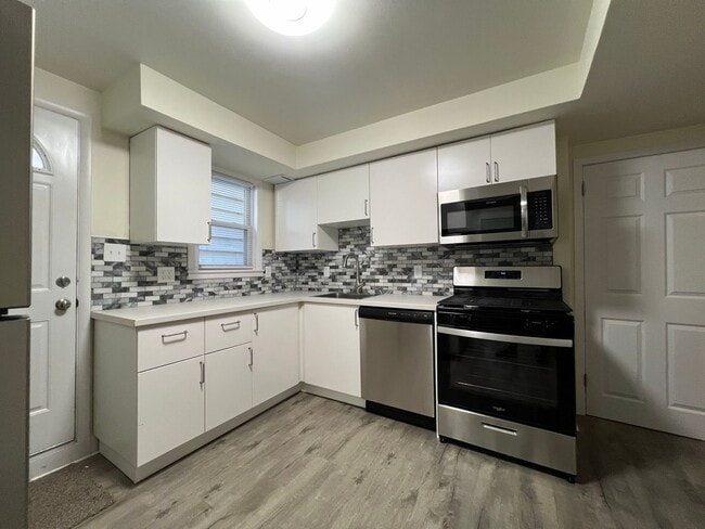 Now showing this updated 3BR 1.5 bath house! - Now showing this updated 3BR 1.5 bath house!