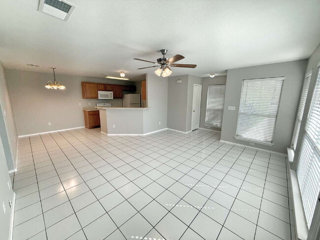 Foto del edificio - 3 Bedroom, 2 Bath Duplex with Yard Care Pr...