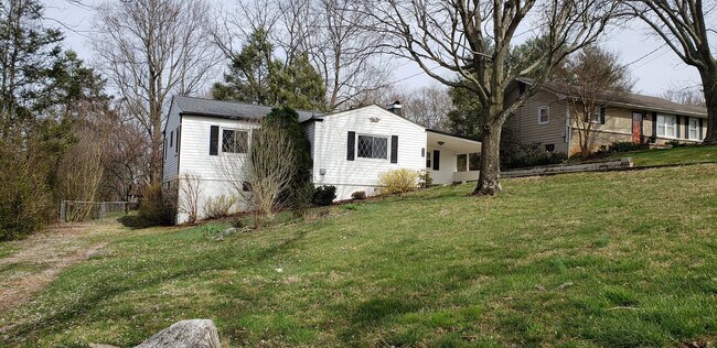 Foto del edificio - 3/1 bath - Town acres school district!- Showings to start 6/10