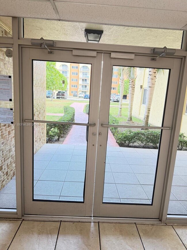 Foto del edificio - 7010 NW 186th St