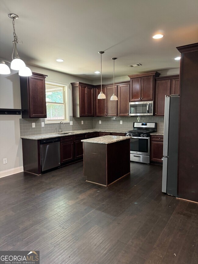 Foto del edificio - 829 Hawkins Creek Dr