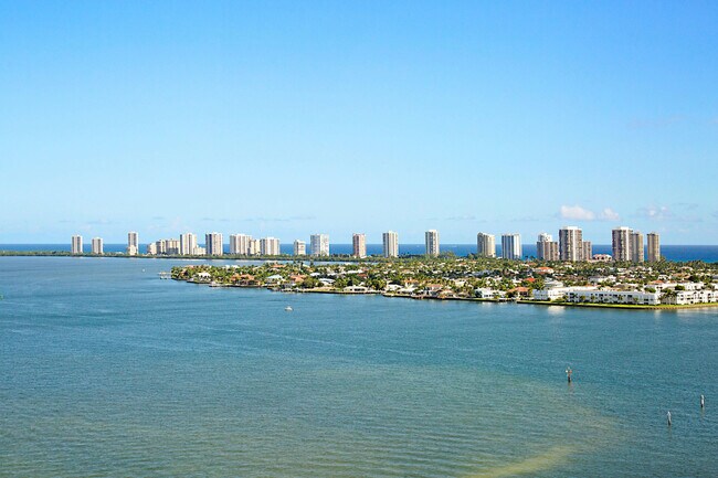 Building Photo - 2650 Lake Shore Dr