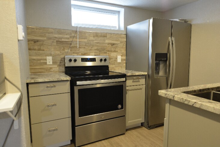 Foto principal - "Fully Furnished 1-Bedroom Basement Retrea...