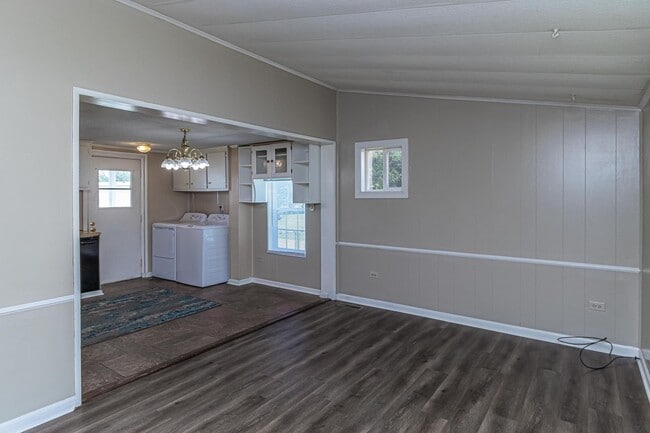 Building Photo - 2 BR, 1 BA W/ FENCED-IN YARD, COVERED FRON...