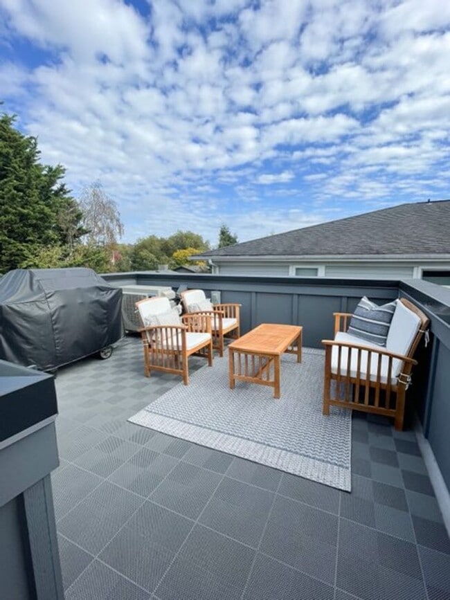 Building Photo - Available 7/1. Stunning newer Ballard Town...