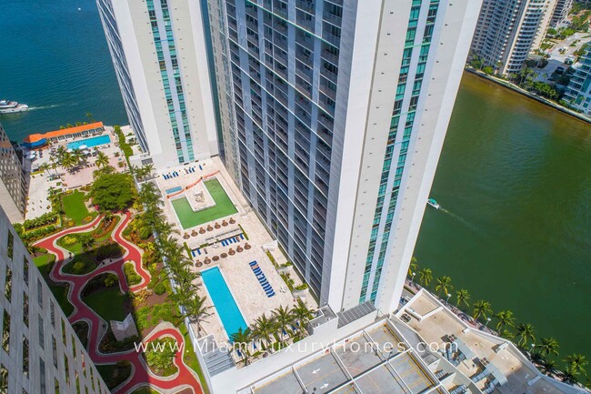 Foto del edificio - 325 S Biscayne Blvd