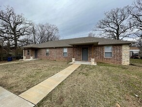 Building Photo - 2009 Knoxville St