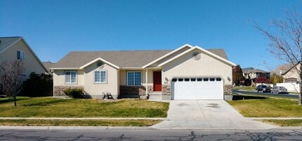 Building Photo - 821 N Buffalo Dr