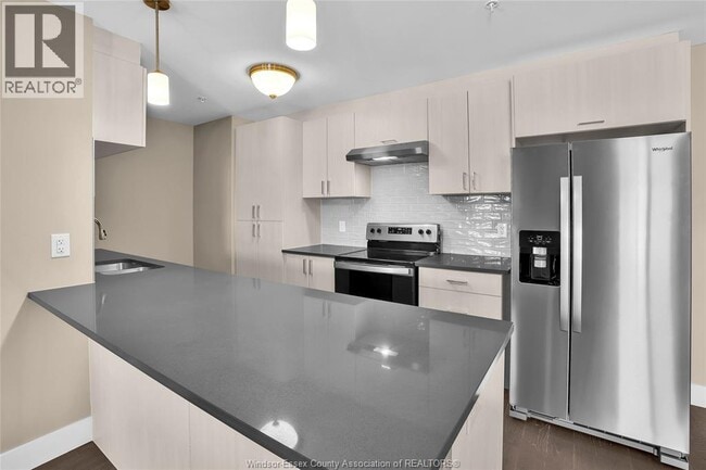 Photo du bâtiment - 2600 Sandwich W Pkwy