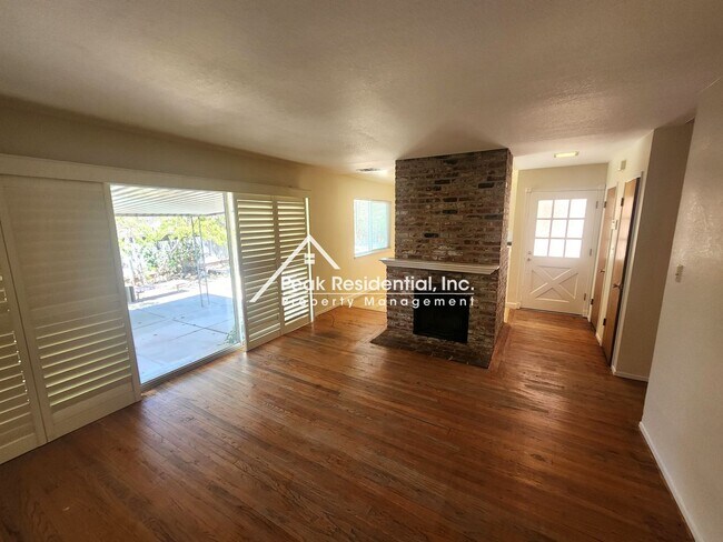 Building Photo - Charming Sky Parkway Area 3bd/2ba with 2 C...