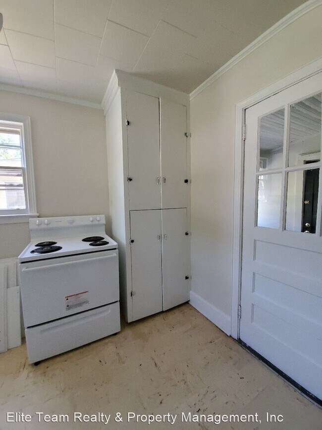 Building Photo - 3 br, 1 bath House - S Jones Ave 517