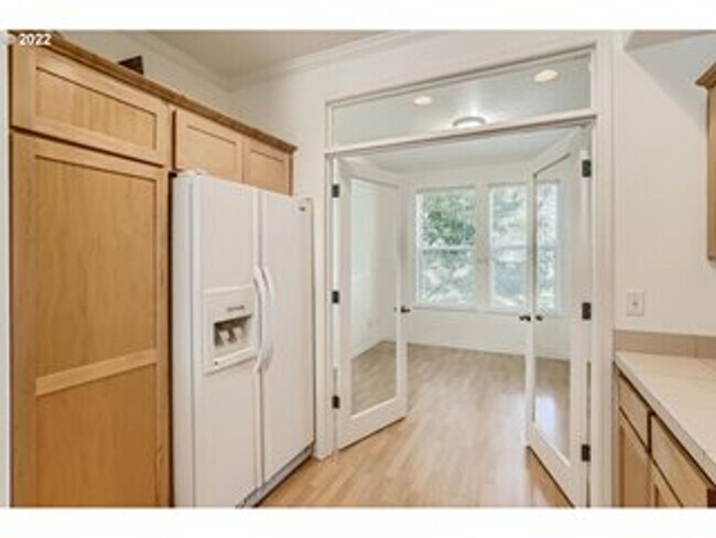 Building Photo - 3 Bedroom Forest Heights Condo! Water & Se...