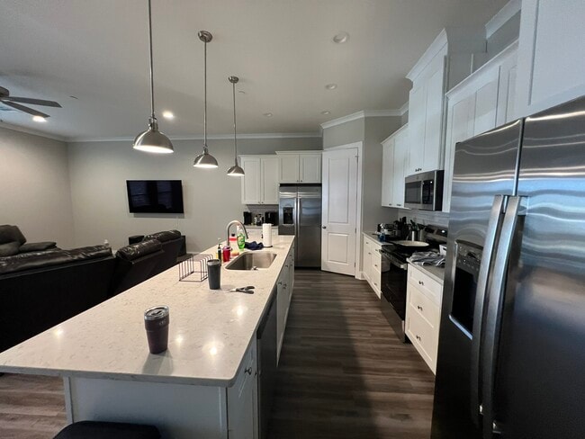 Building Photo - 710 Vassar Ct