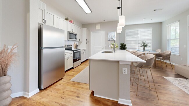 Cocina recién reformada con encimeras de cuarzo. - The Retreat at Hamburg Place Apartments