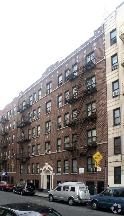 Primary Photo - 2390 Davidson Ave