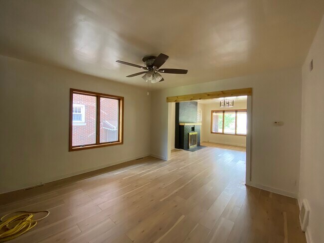 Foto del edificio - 1329 Davis Ave