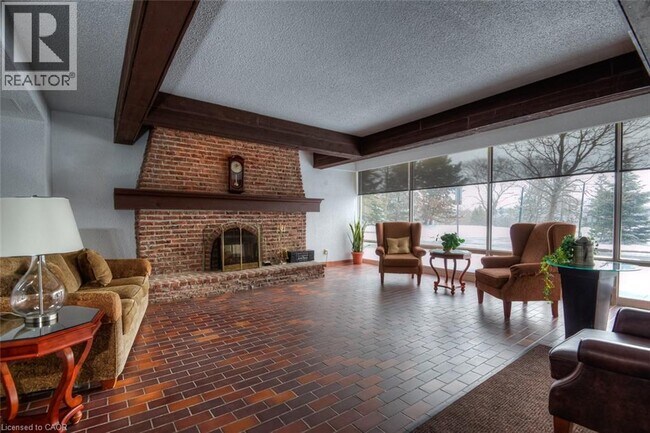 Photo du bâtiment - 225 Harvard Pl