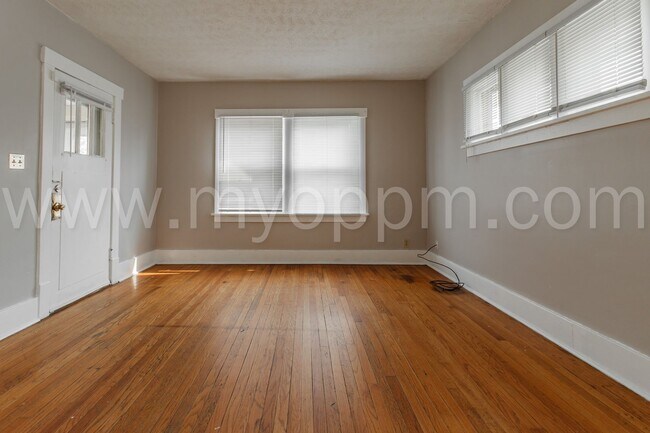 Foto del edificio - Charming 2 Bedroom Home | Miller Park