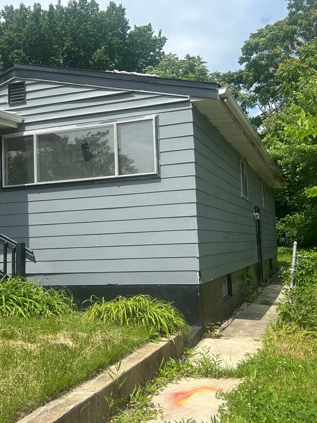 Building Photo - 4211 Ravenwood Ave